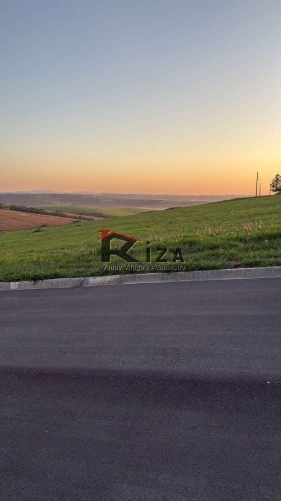 Terreno em loteamento ao entardecer